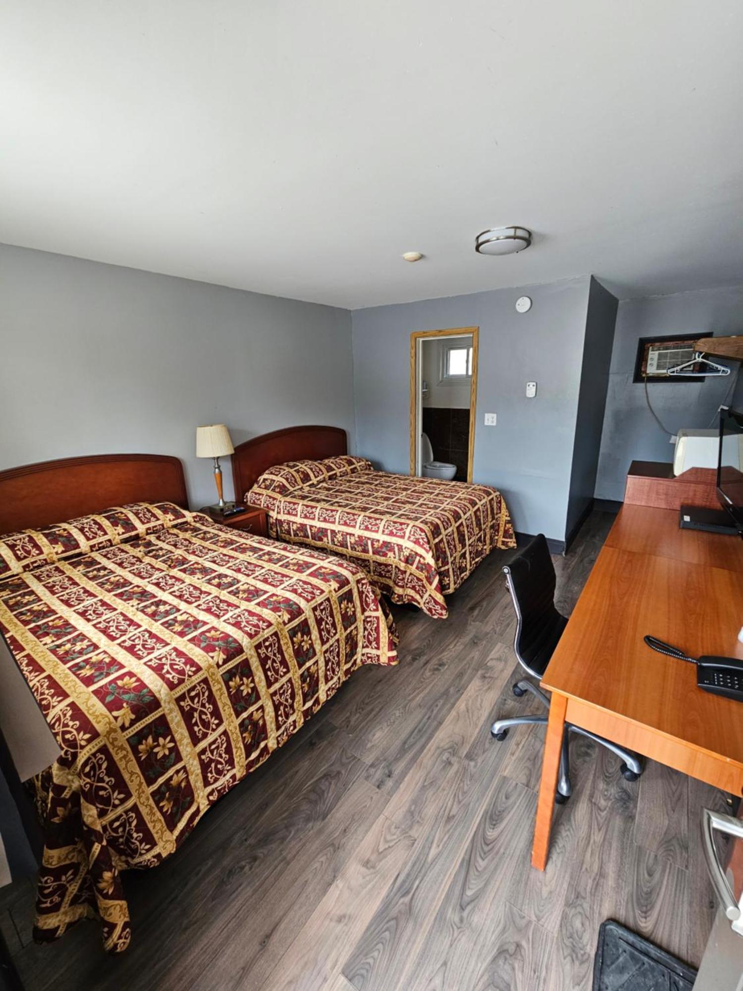Forest Plaza Motel Mount Forest Esterno foto