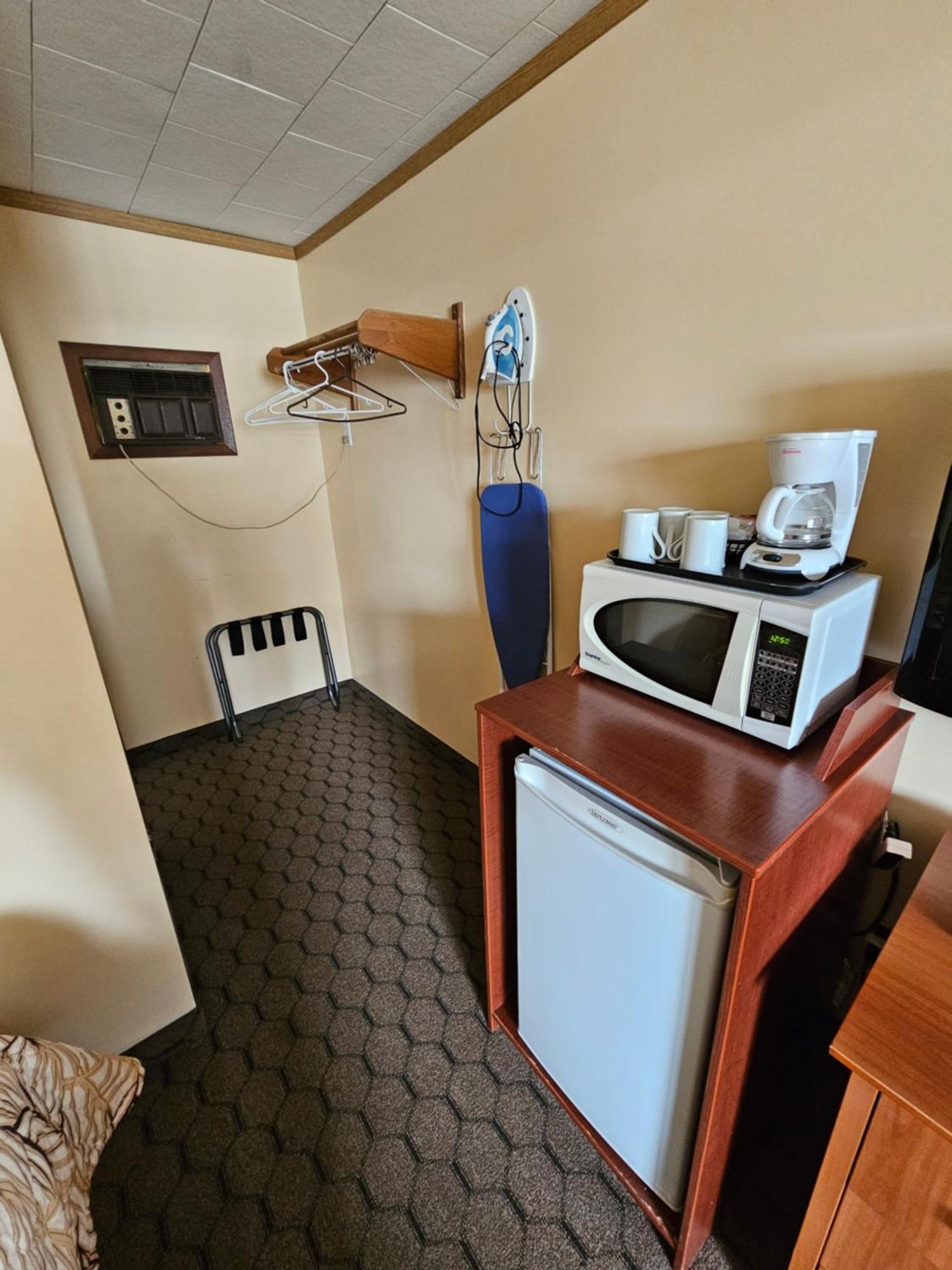Forest Plaza Motel Mount Forest Esterno foto