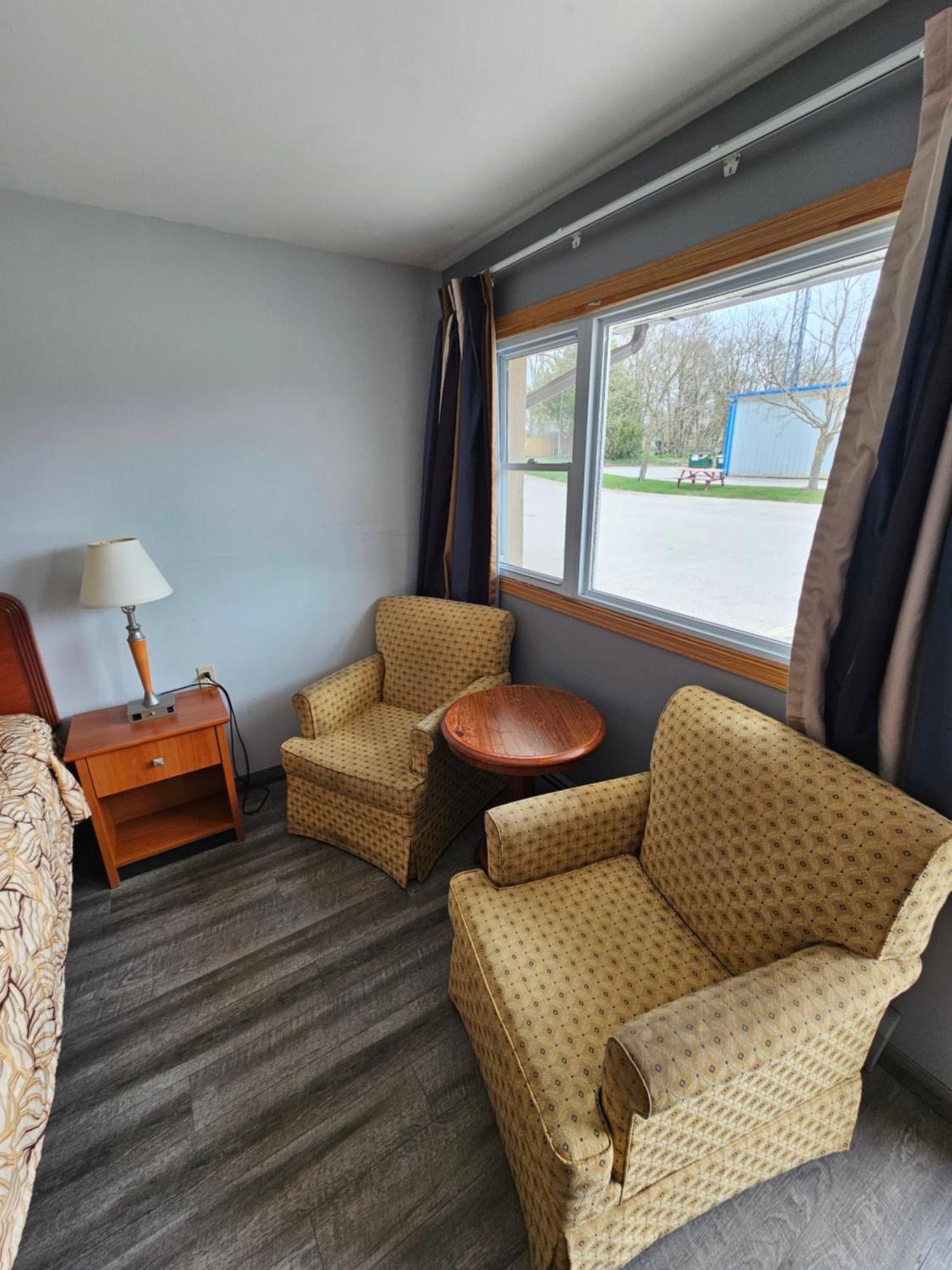 Forest Plaza Motel Mount Forest Esterno foto
