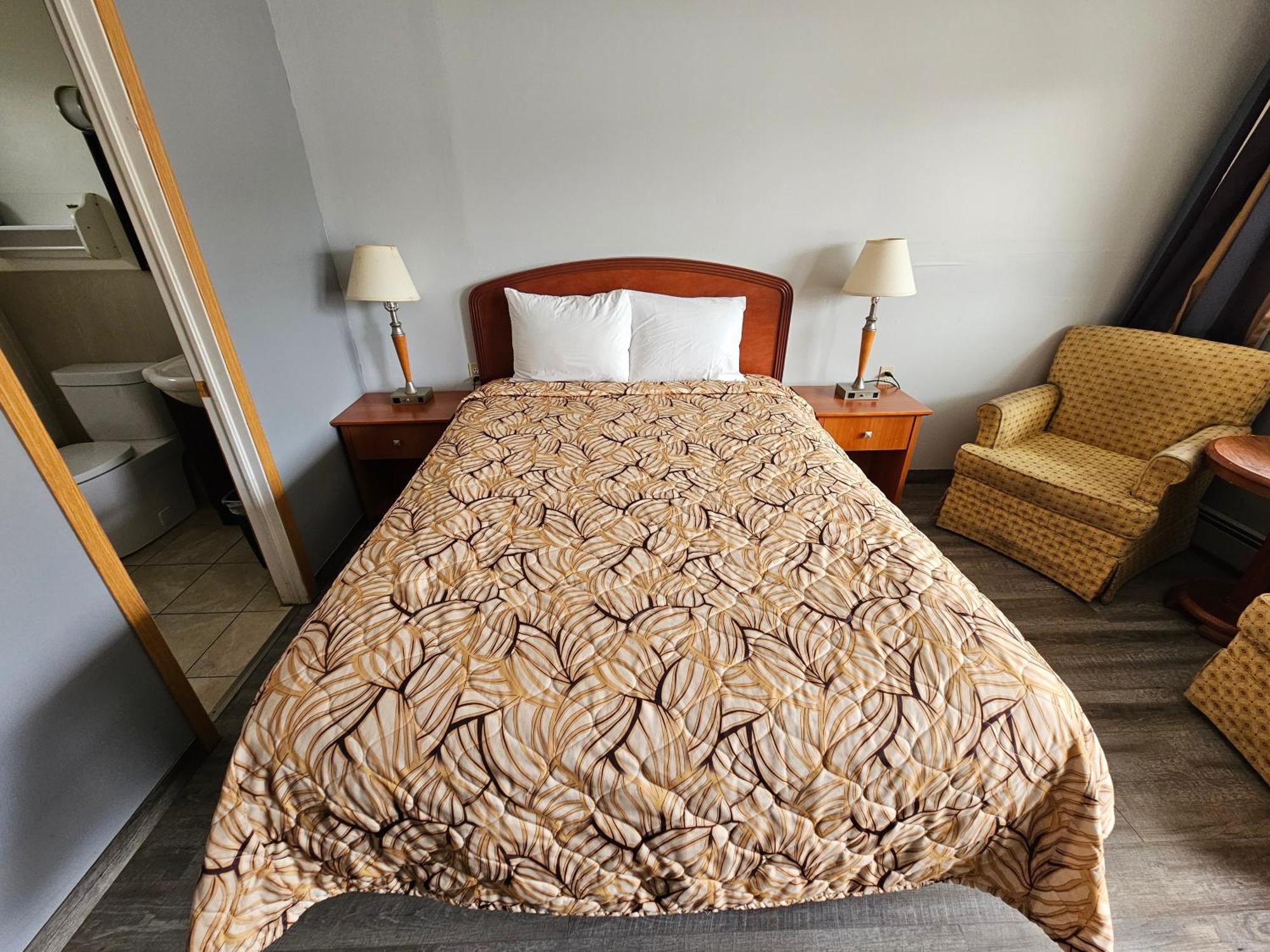 Forest Plaza Motel Mount Forest Esterno foto