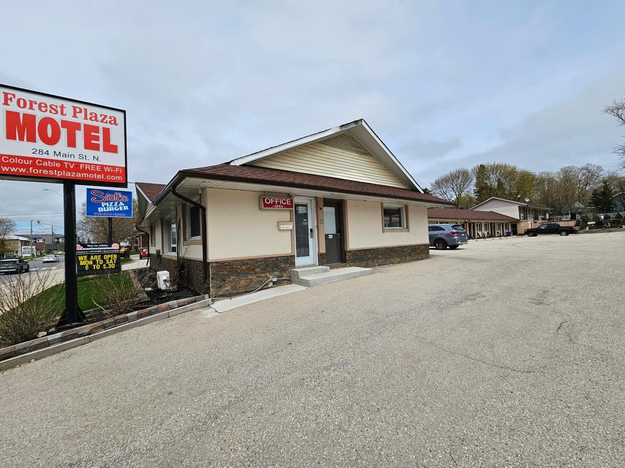 Forest Plaza Motel Mount Forest Esterno foto
