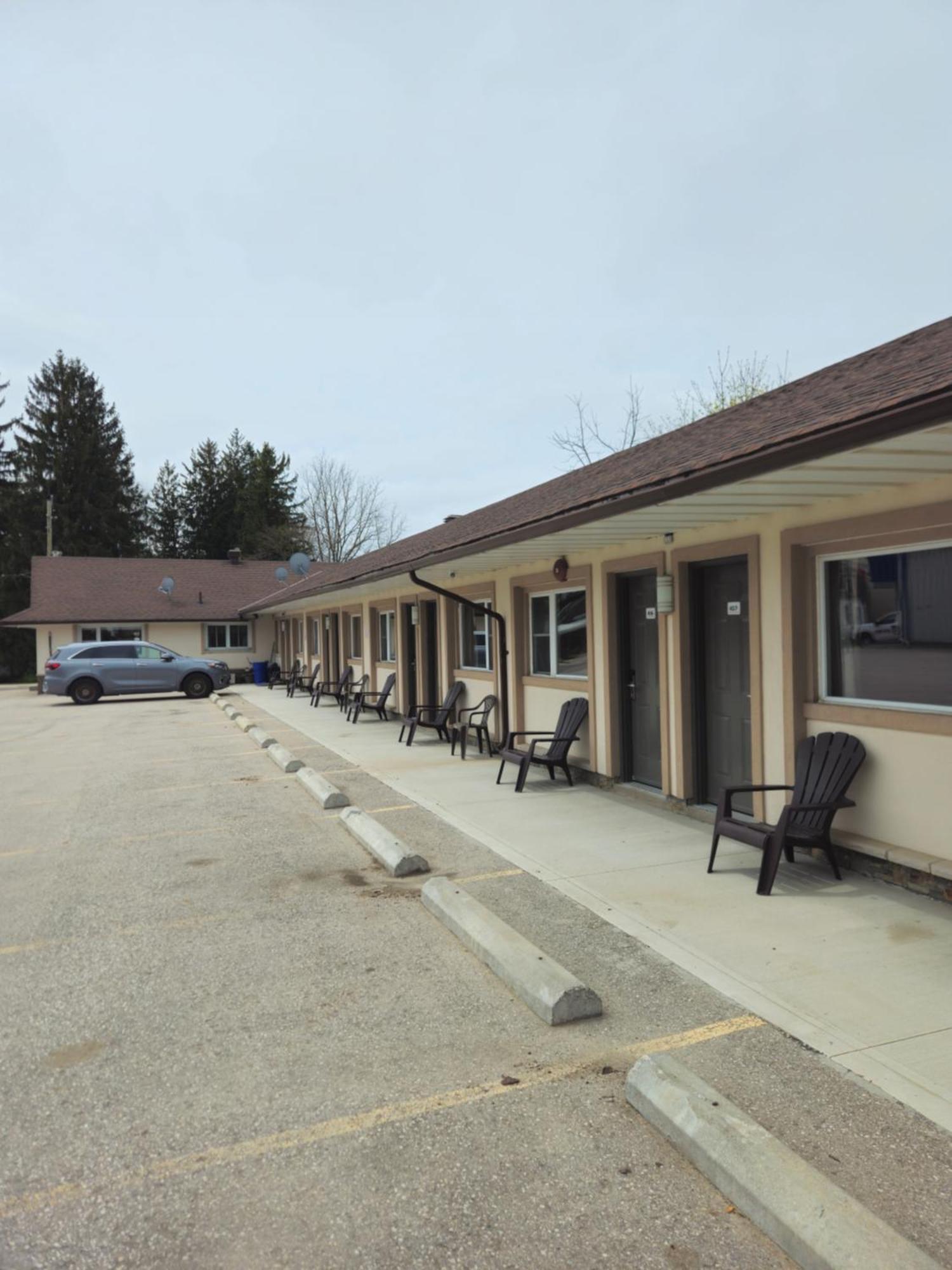 Forest Plaza Motel Mount Forest Esterno foto