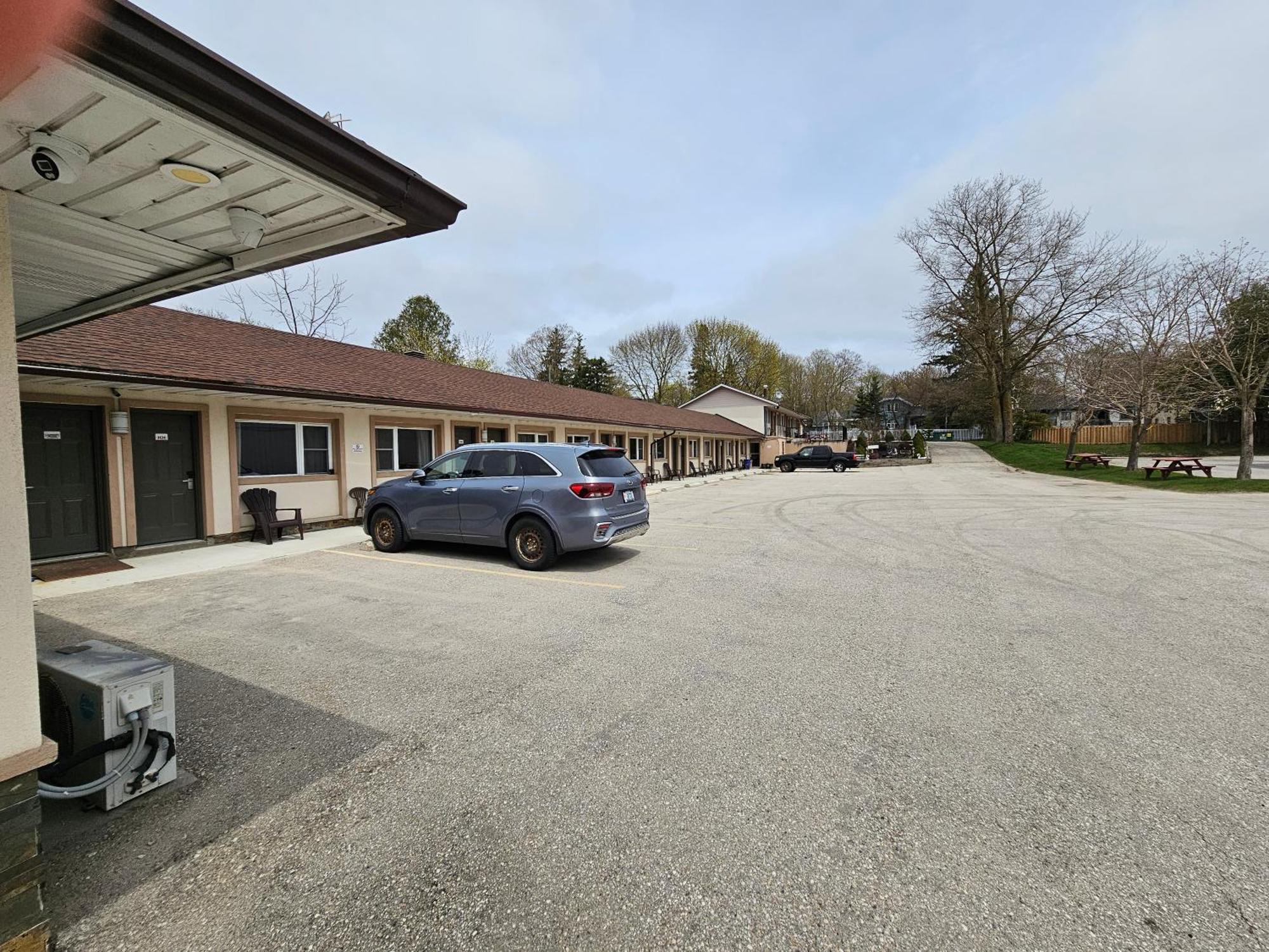 Forest Plaza Motel Mount Forest Esterno foto