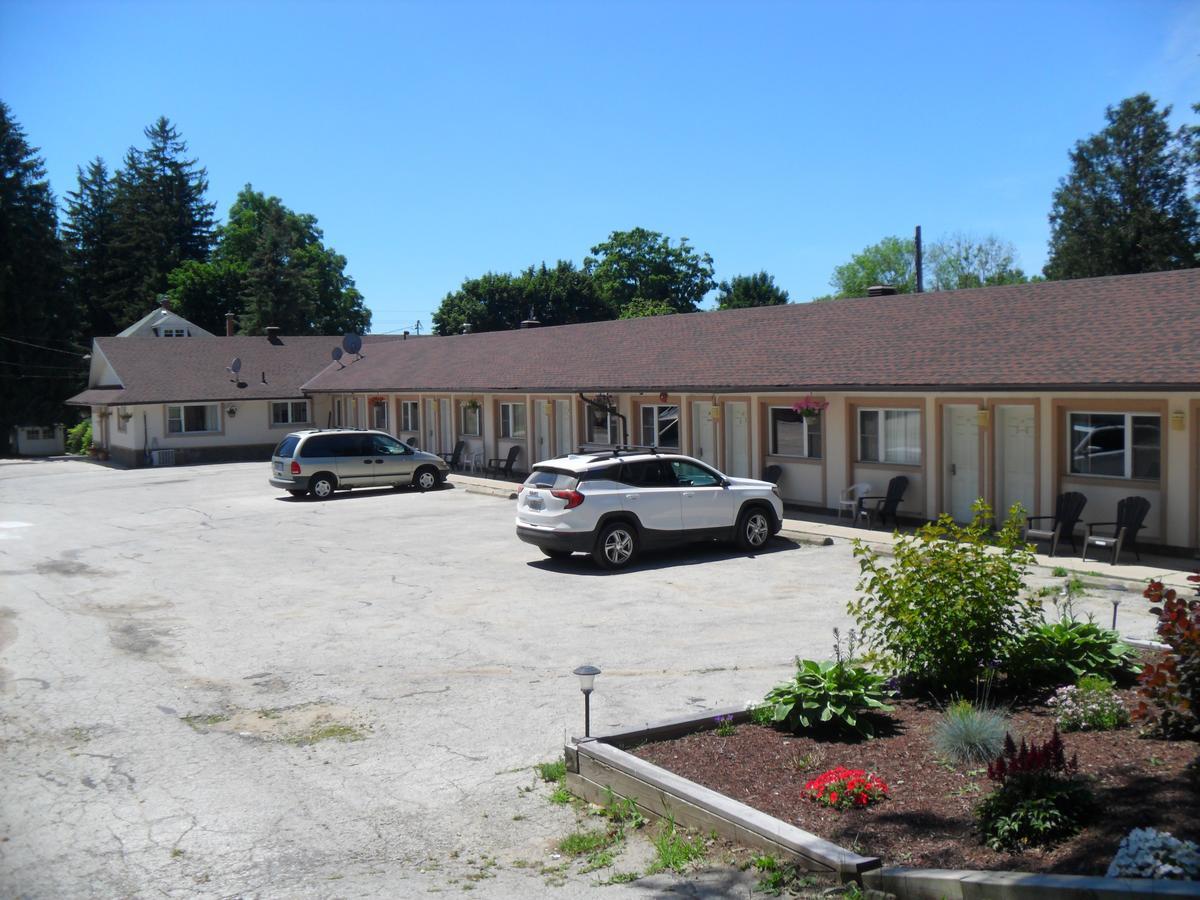 Forest Plaza Motel Mount Forest Esterno foto