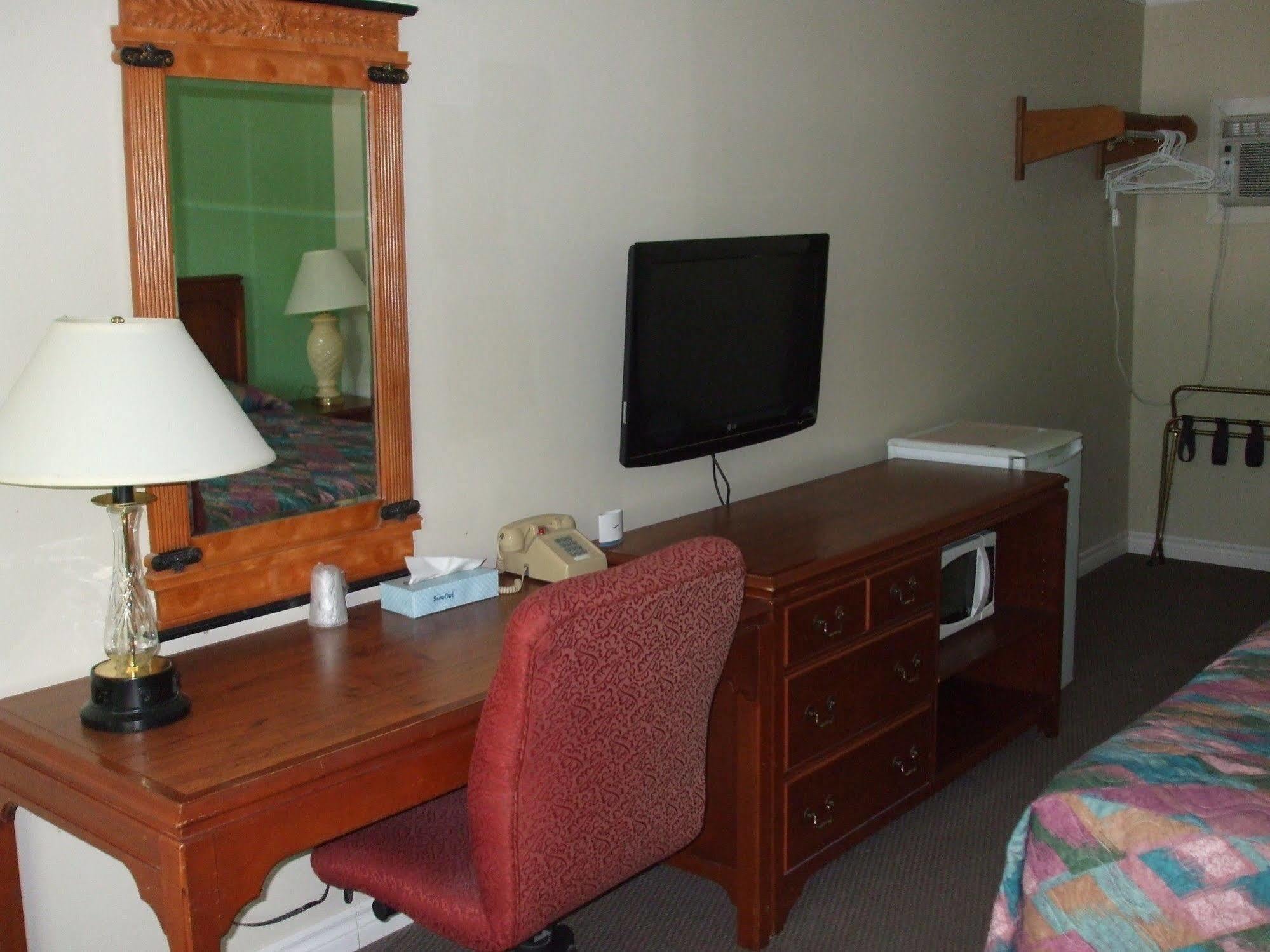 Forest Plaza Motel Mount Forest Esterno foto