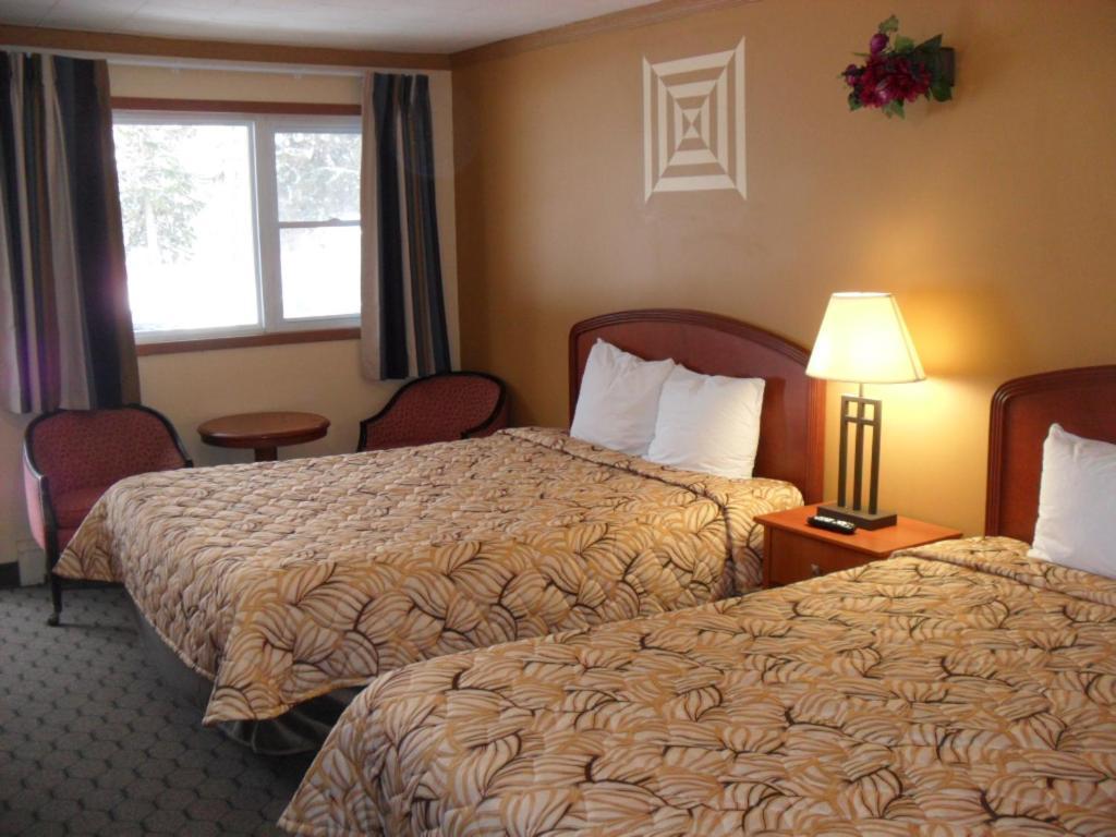 Forest Plaza Motel Mount Forest Esterno foto