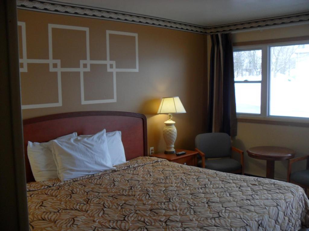 Forest Plaza Motel Mount Forest Esterno foto