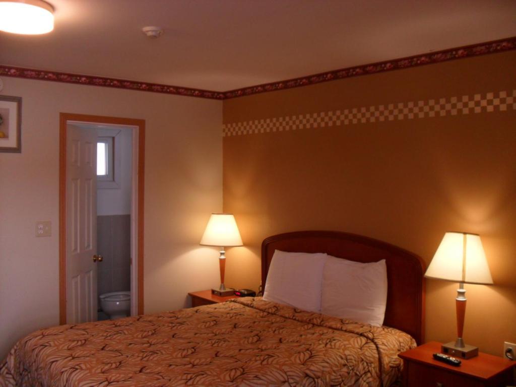 Forest Plaza Motel Mount Forest Esterno foto